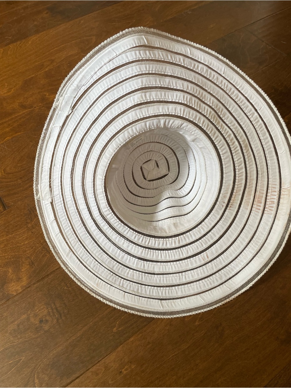 Classic Wide-Brim White Sun Hat - Women’s Fashion Accessory - Picture 2 of 2
